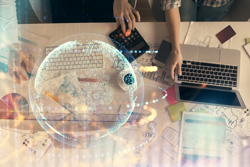 doble-exposicion-de-hombre-y-mujer-trabajando-juntos-y-tema-tecnologico-mapa-del-mundo-dibujando-holograma-concepto-tecnologico-de-negocios-internacionales-fondo-informatico